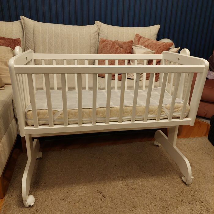 Kołyska bujana łóżeczko z materacem na kółkach dla dziecka