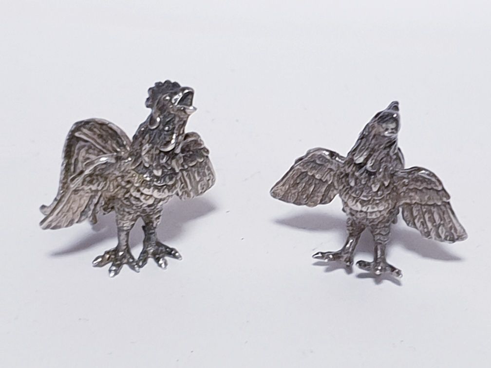 Par de antigas miniaturas de Galos de Luta em prata contrastada