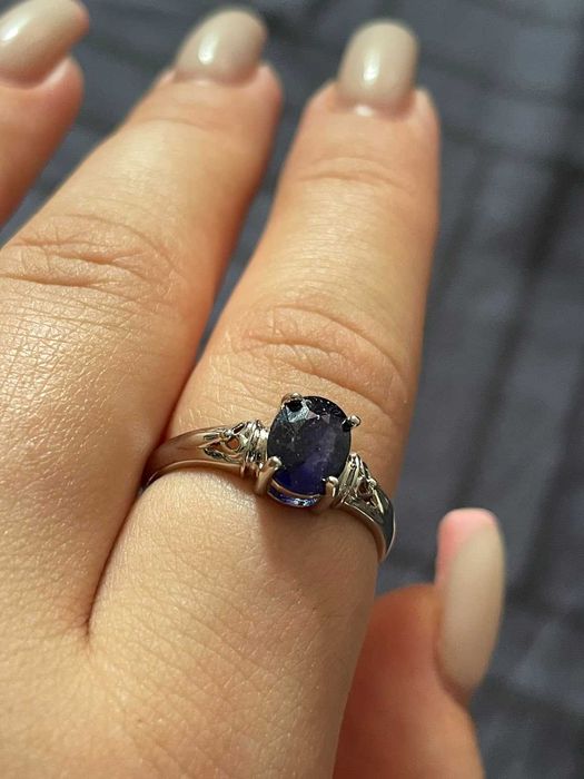Серебряное кольцо с синим сапфиром. Размер 18 и больше