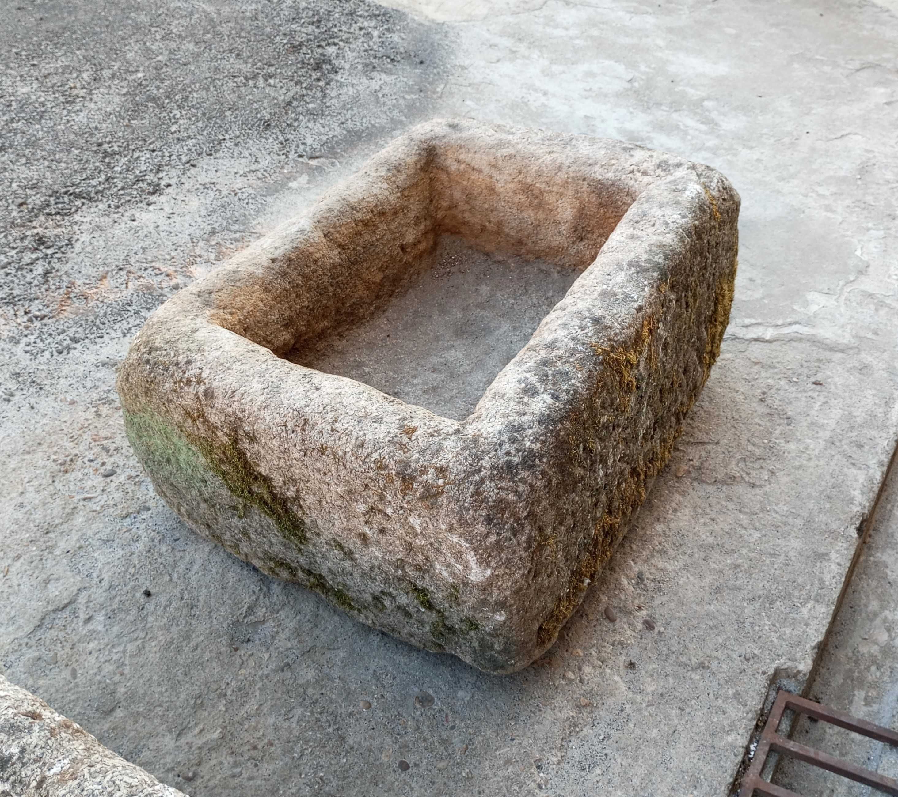 Antiga pia em pedra (74 x 51 x 36 cm)