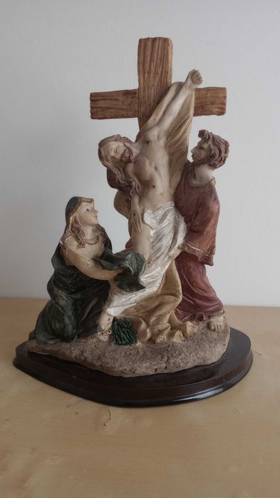 estatueta com Santa Madalena e Jesus na cruz