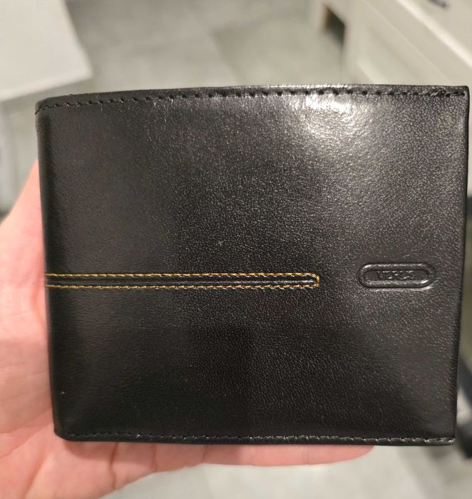 Czarny, skórzany portfel męski