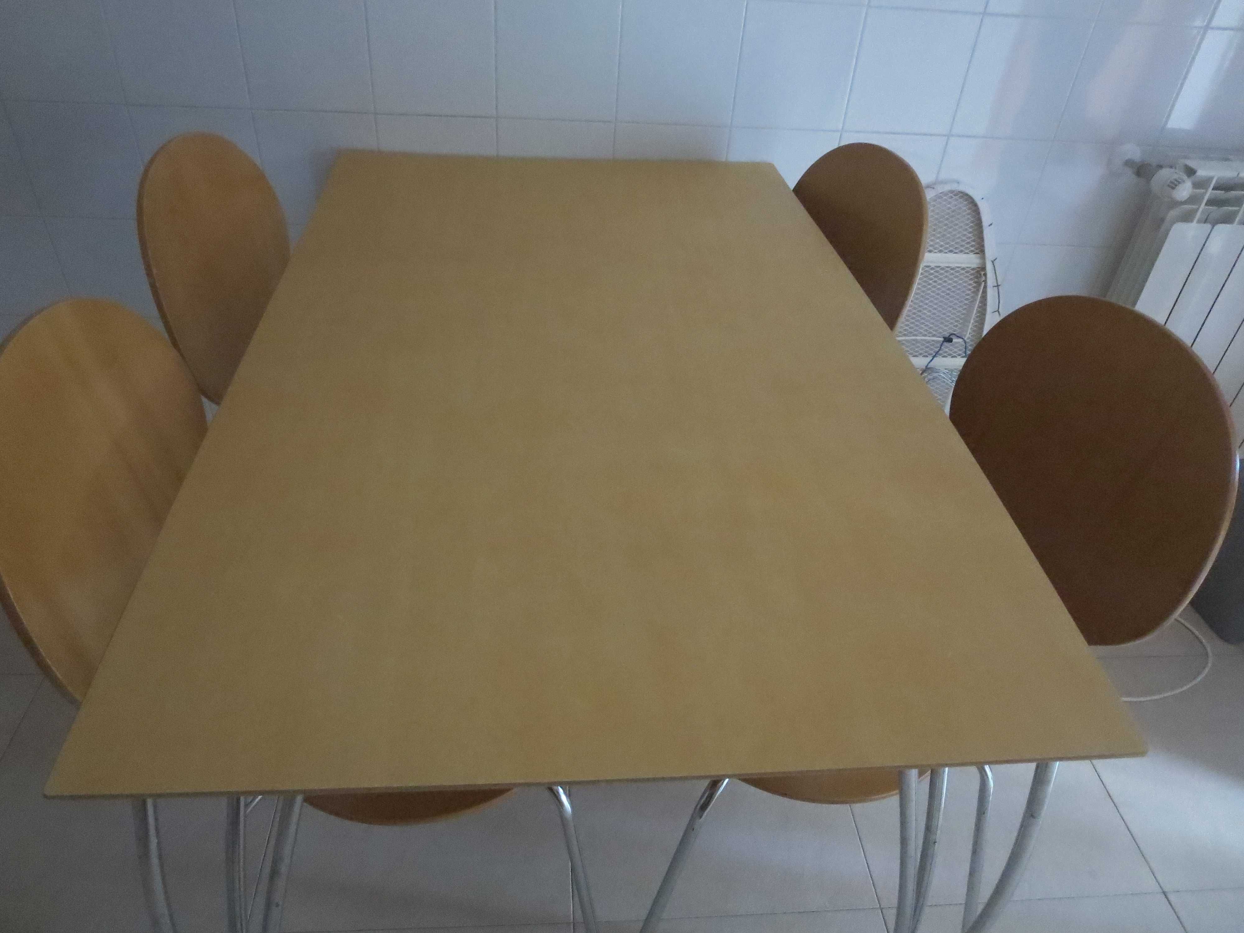 Mesa de Cozinha + 4 cadeiras