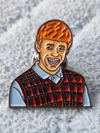 Metalowa przypinka, pin mem Pechowy Brian (Bad Luck Brian); NOWA