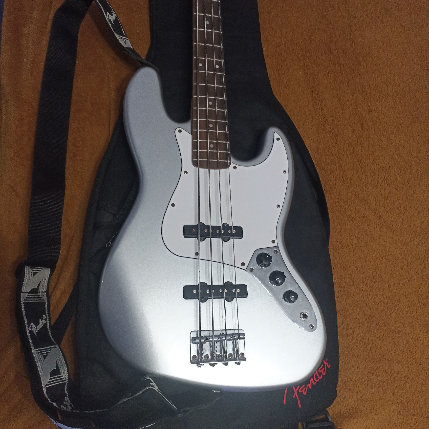 Fender Squier Jazzbass 4 cordas c/ mala Fender