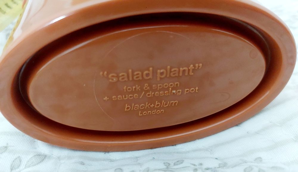 Colheres de salada com  suporte / molheira " Black + Blum " novo