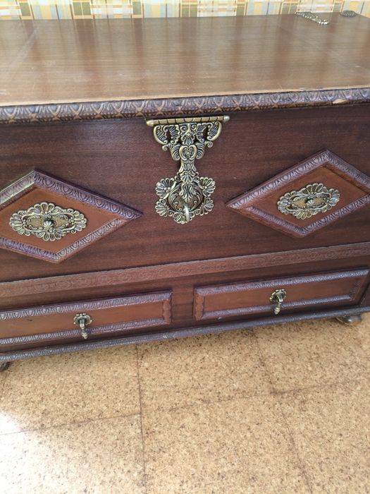 Arca de roupa trabalhada