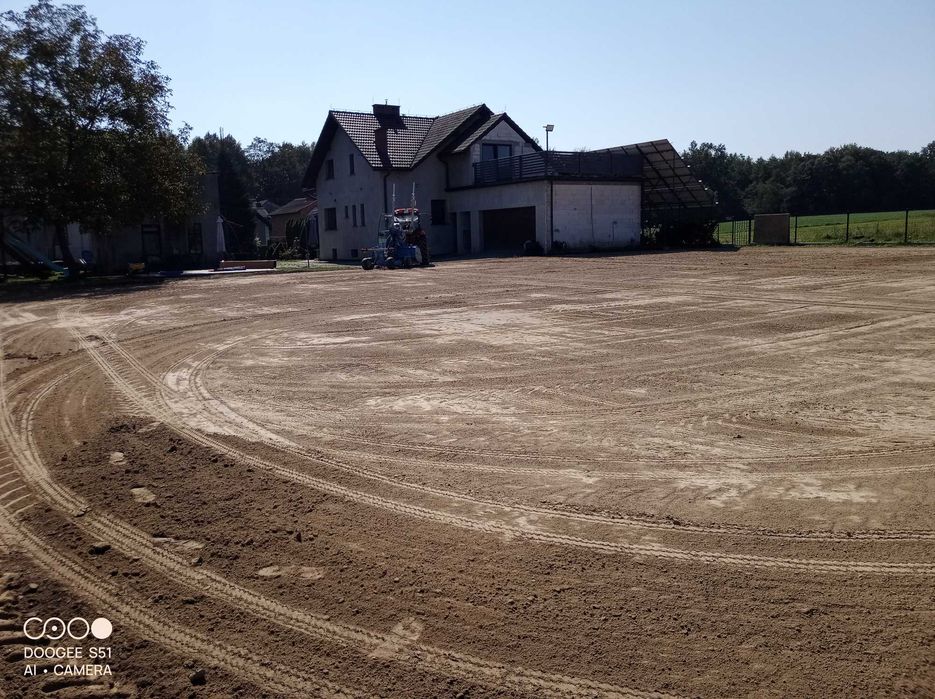 Niwelacja laserowa boisk ogrodów równanie terenu równiarka