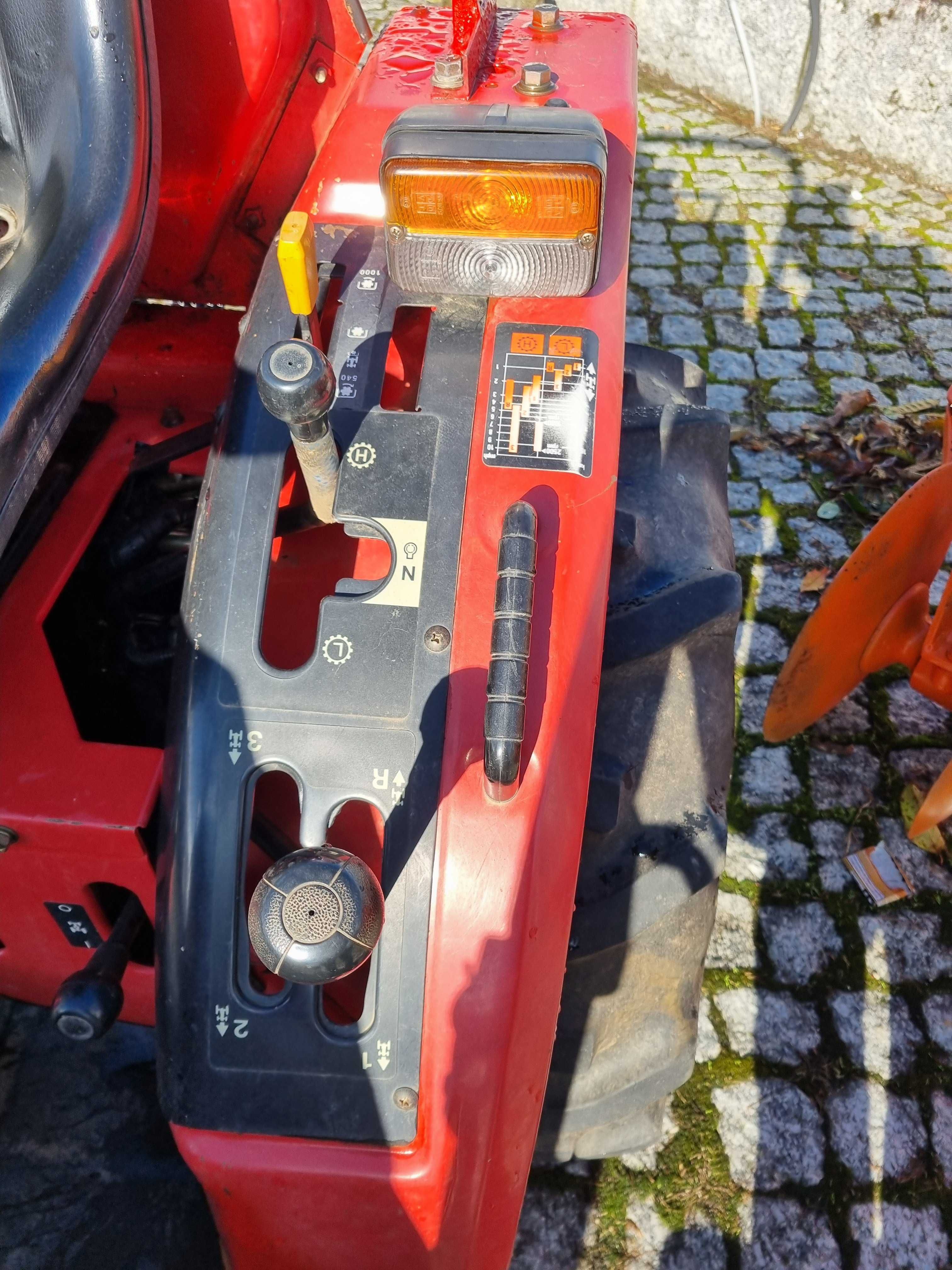 Trator Mitsubishi MT 190D com matrícula