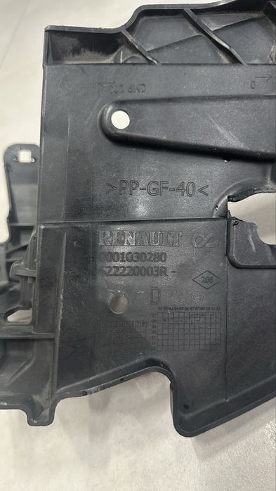 Кронштейн фари  передньої правий  622220003R renault megan3