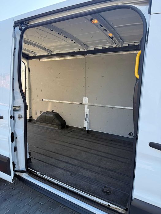 Wynajem busów dostawczych Ford Transit L2H2