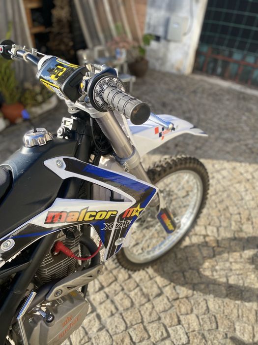 Malcor xzf 250 com starter eletrico. Poucas horas boa para iniciante