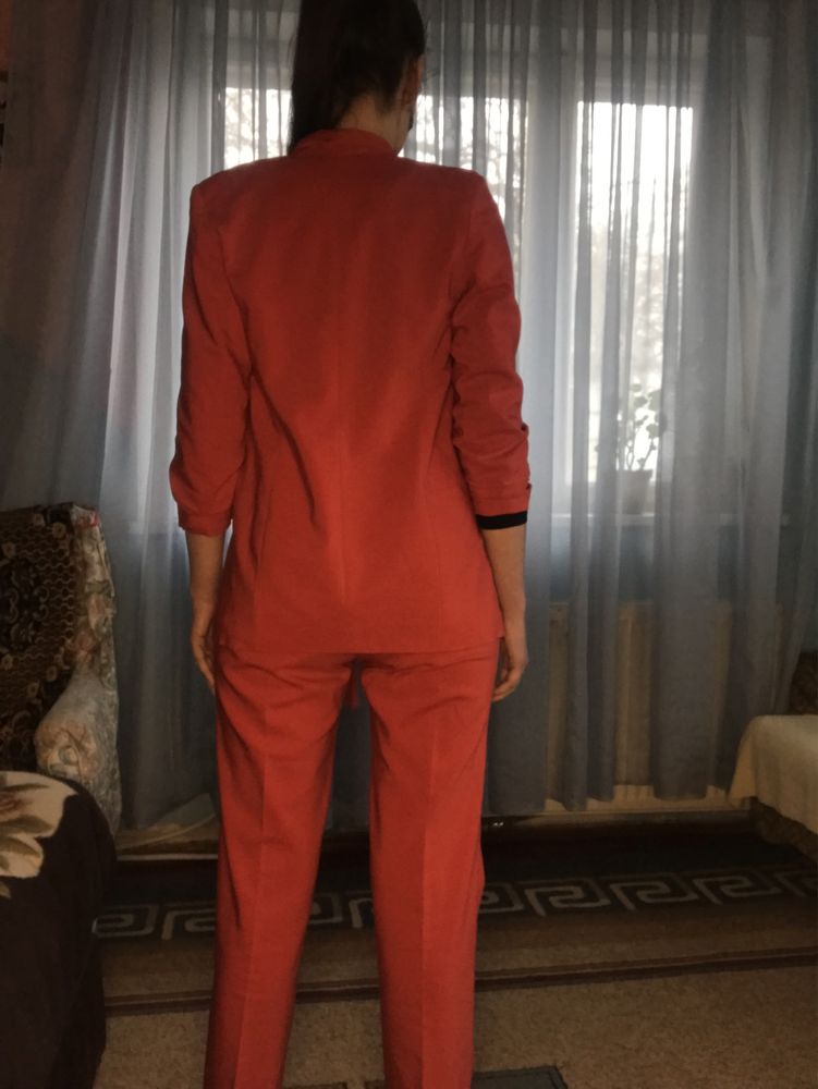 Жіночий Брючний червоний костюм