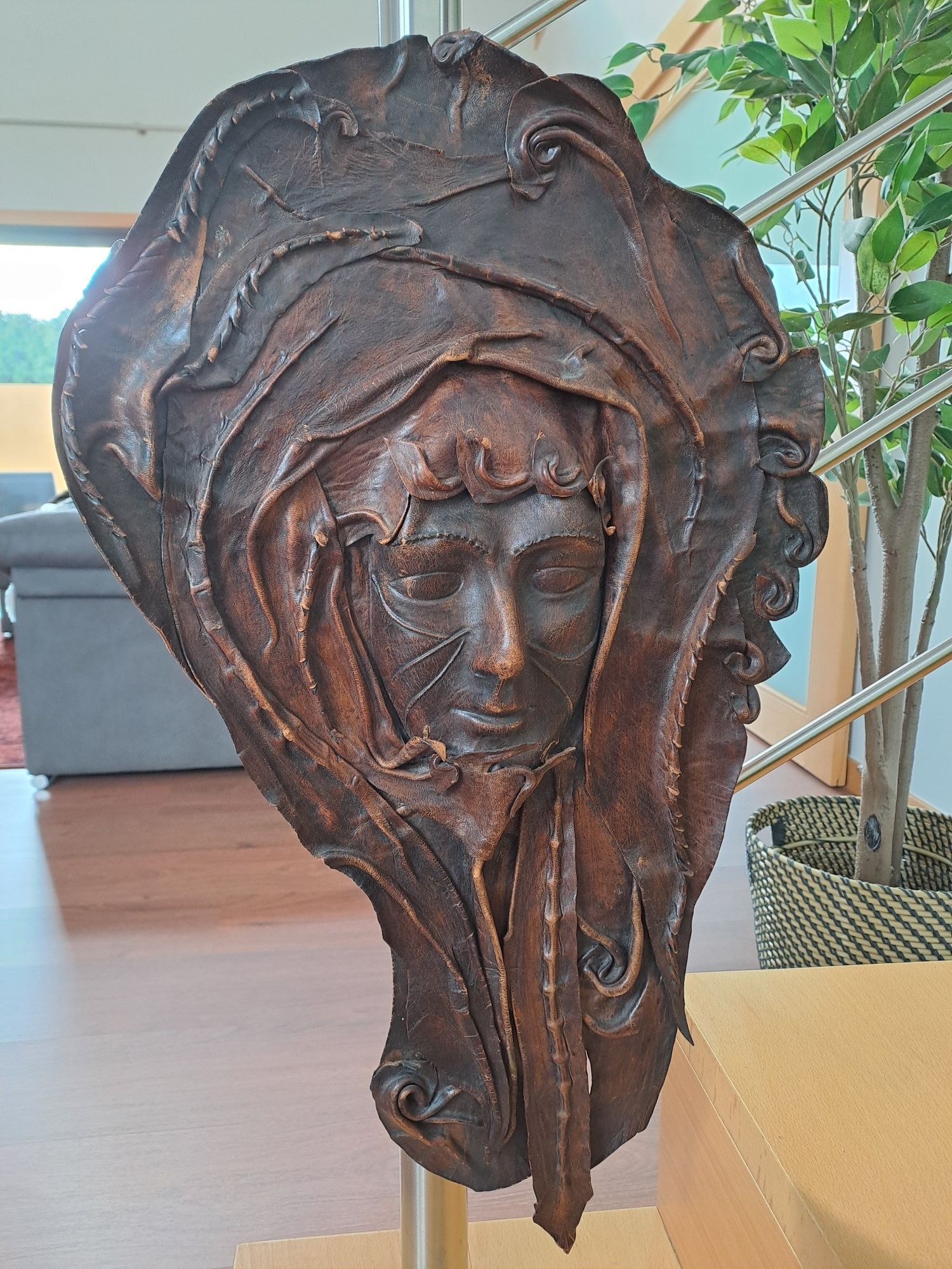 Máscara decorativa em pele