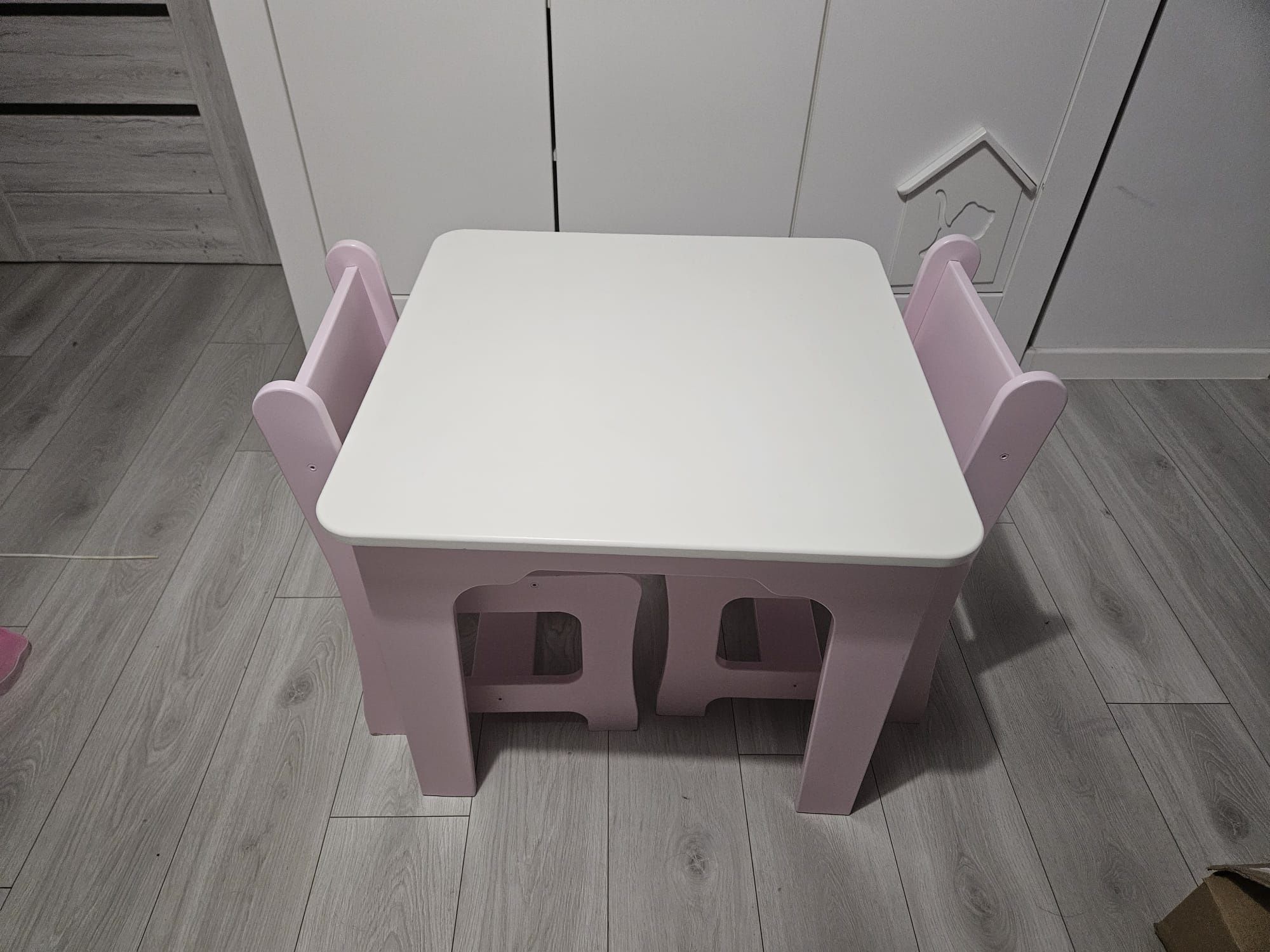 Sprzedam dziecięcy stolik z krzesełkami Baggi Design – różowo-biały