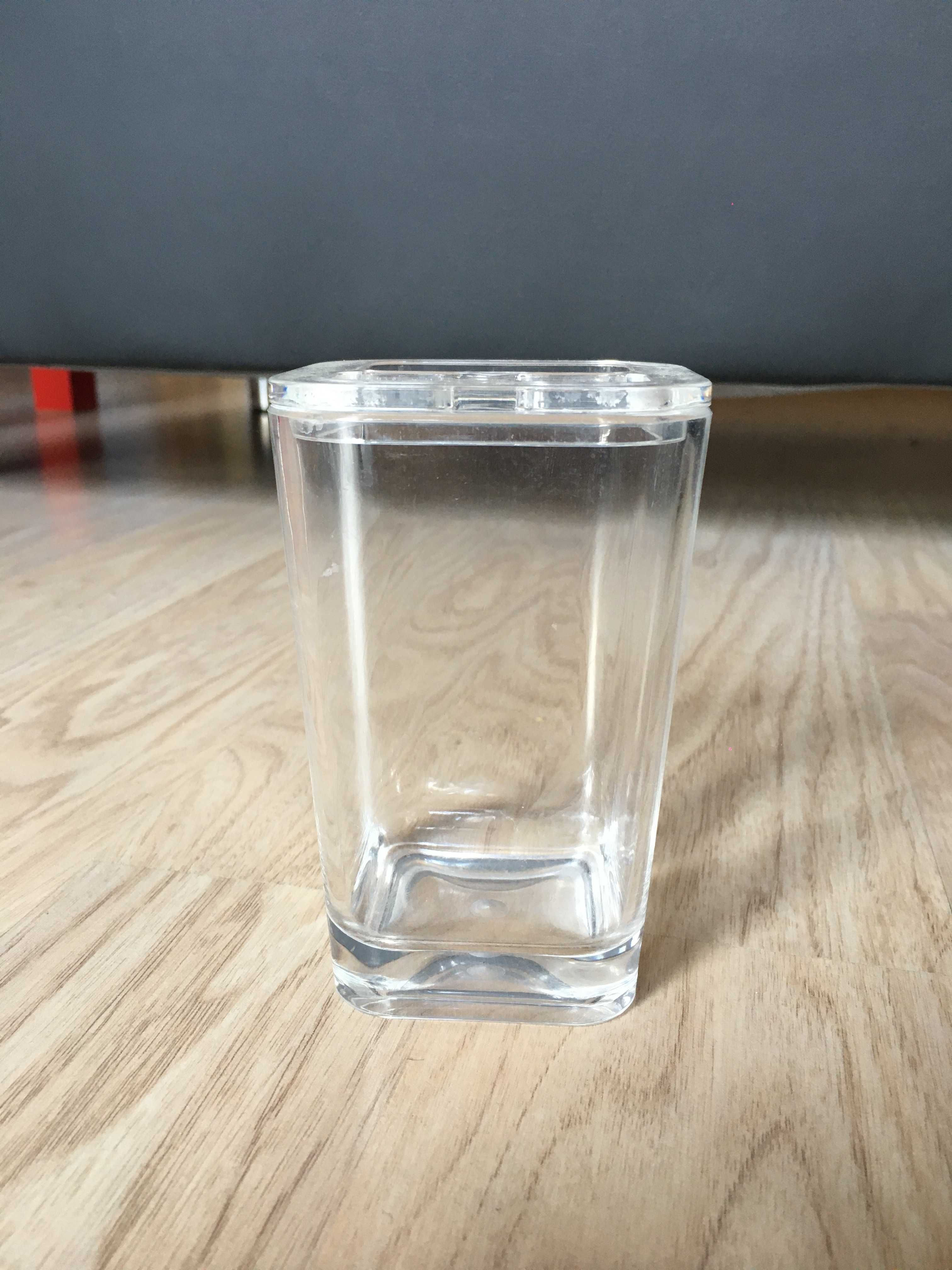 Plastikowy kubeczek na szczoteczki do zębów przezroczysty przegrody