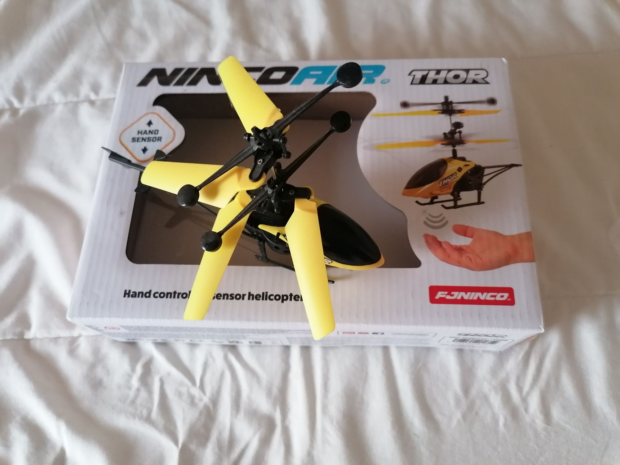 Helicóptero controlado com a mão