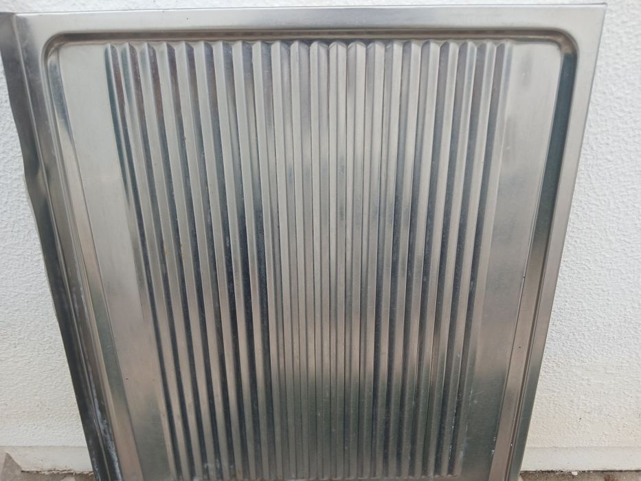 Lava loiça de inox.