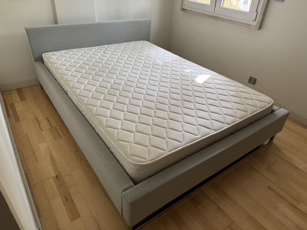 Cama da AREA estofada com tecido alinhado