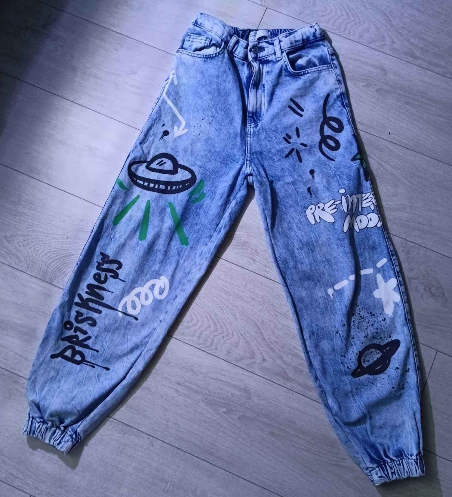 Jeansy jogers denim z Bershka z graffiti. Roz 34