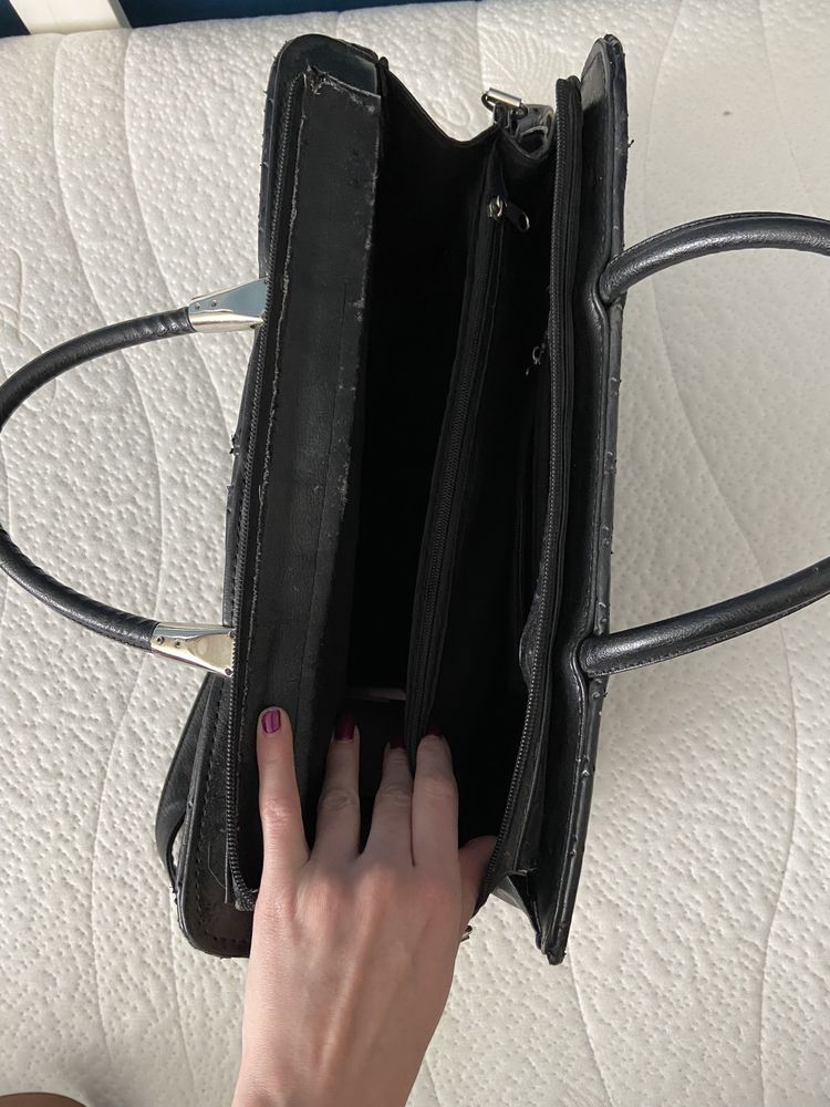 Czarna torba na laptopa