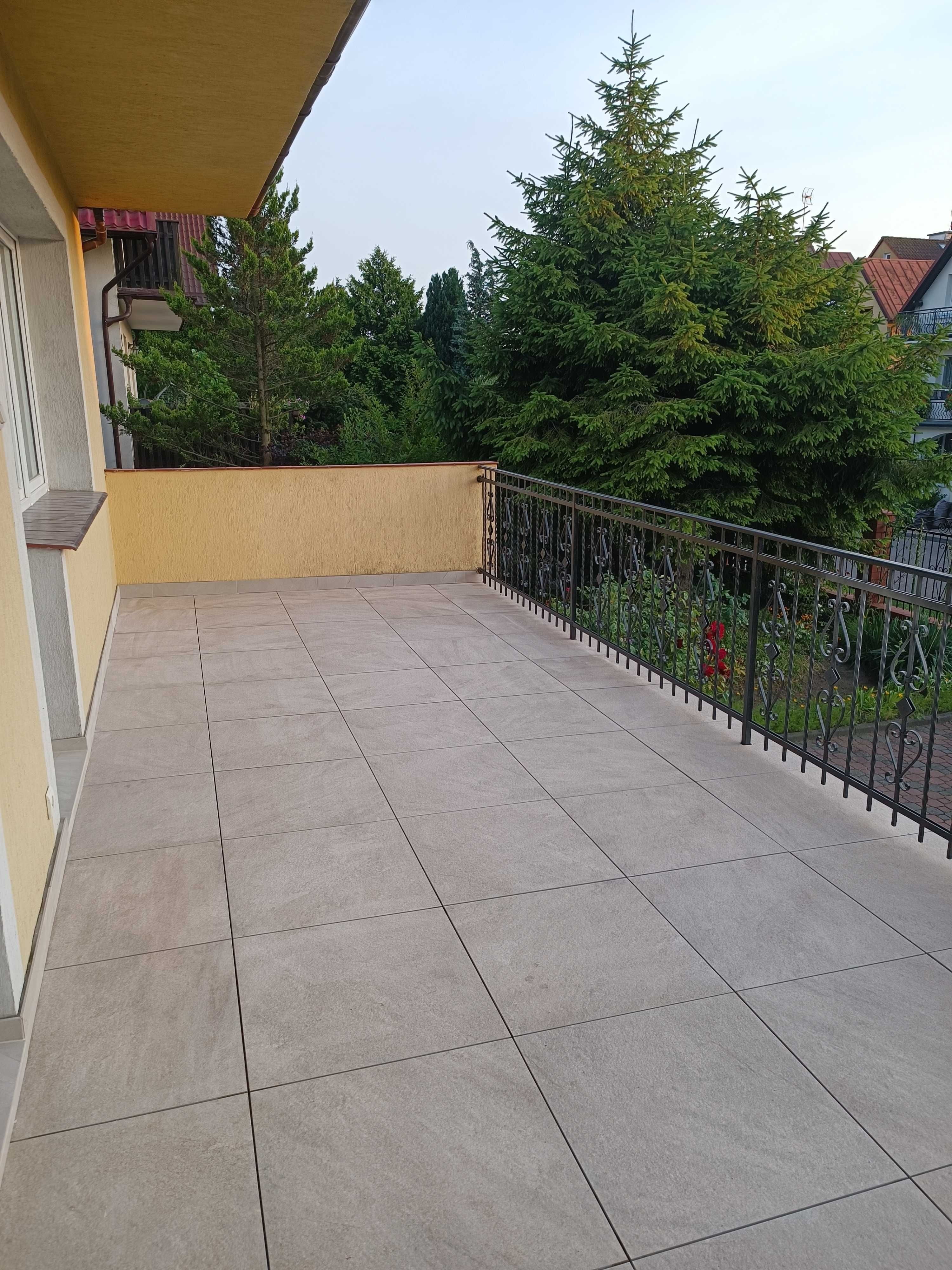 TARASY WENTYLOWANE: gres na podstawkach, izolacja, opierzenia systemow
