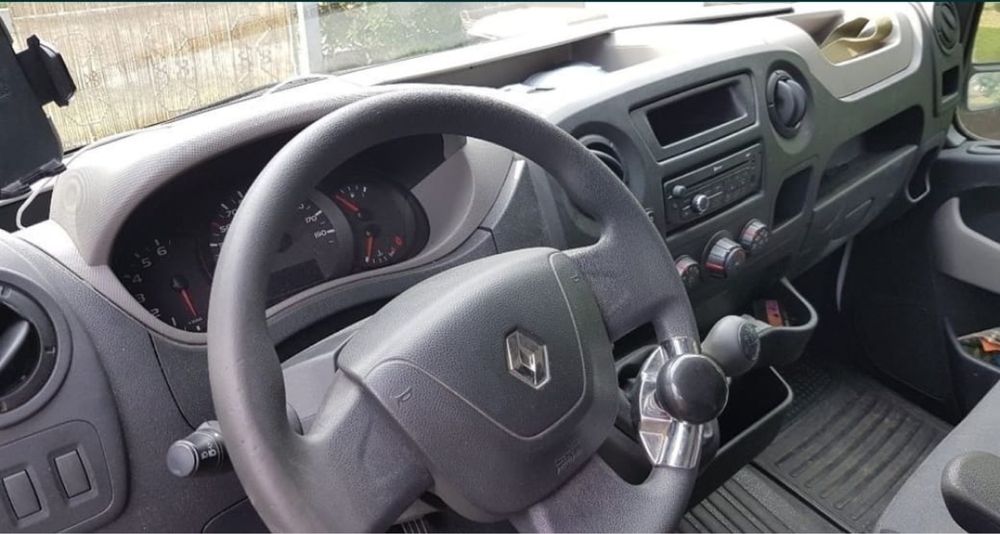 Campervan Renault Mercadorias com espaço habitacional