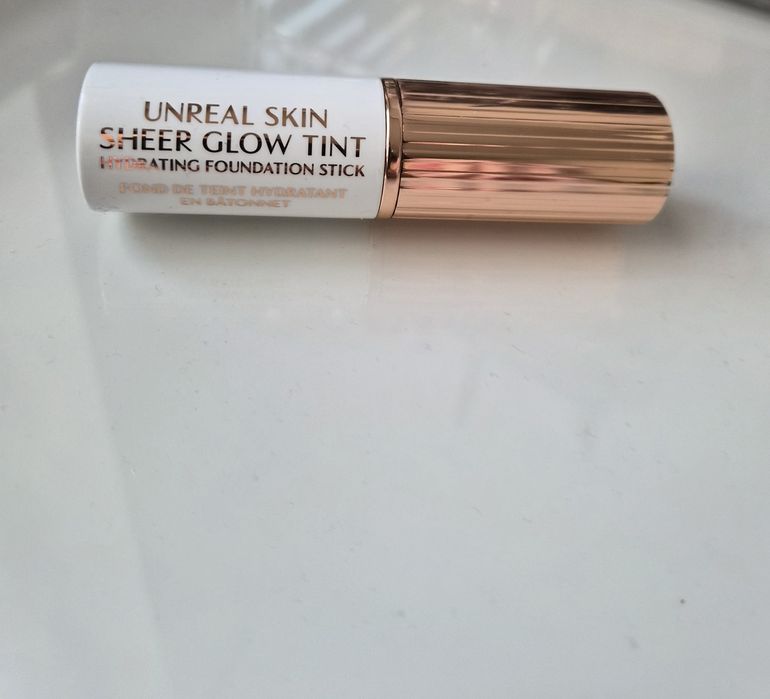 Podkład w sztyfcie Charlotte Tilbury Unreal Skin Scheer Glow Tint