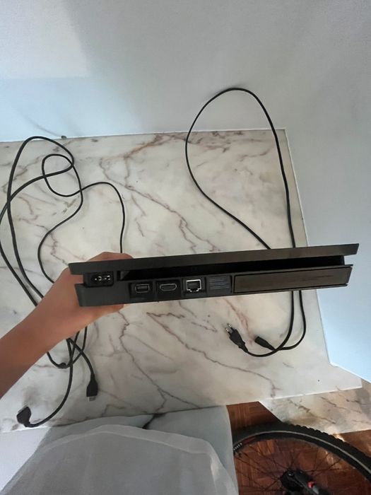 Playstation 4 slim +2 comandos 9 jogos + fortnite instalado