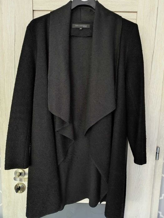 Czarny wełniany płaszczyk