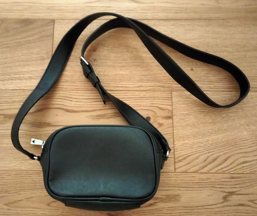 Torebka listonoszka Guess czarna 81