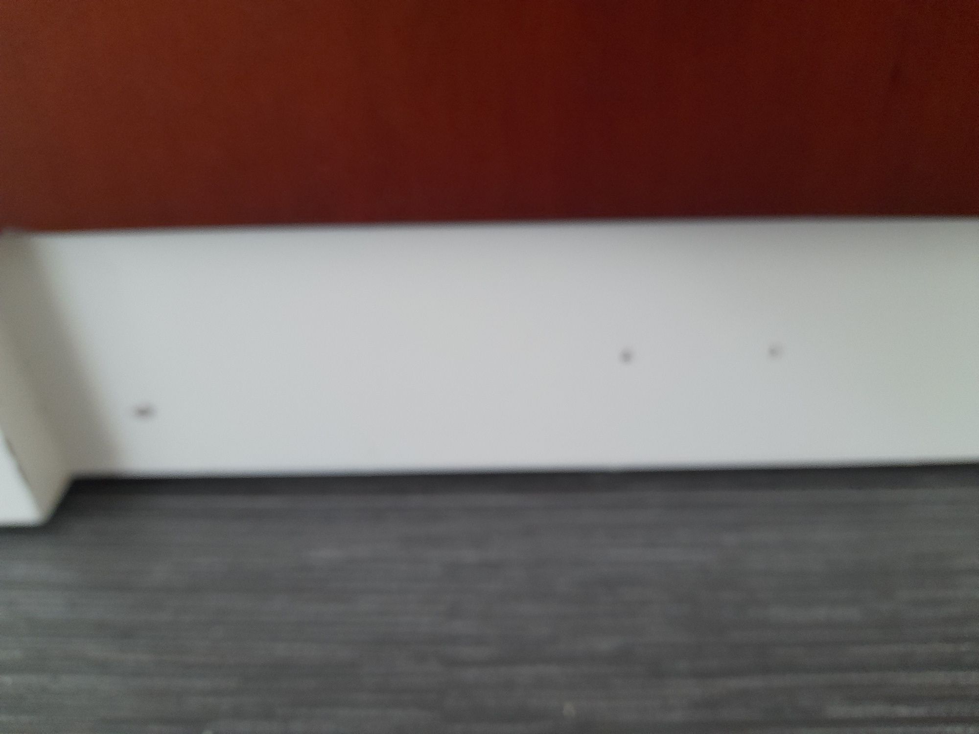 Móvel em madeira maciça, de sala de estar, lacado branco.