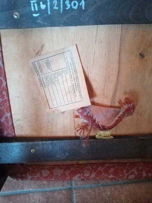 Krzesło drewniane czerwone tapicerowane PRL