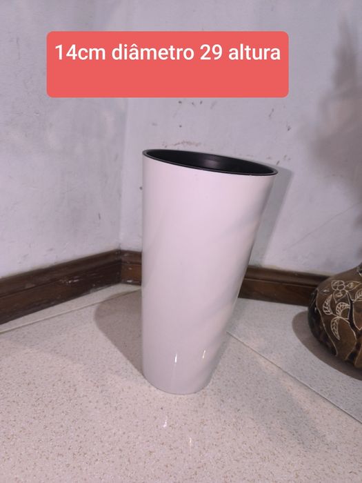 Vasos e floreiras variados