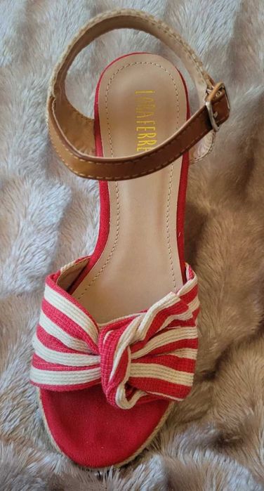 Sandálias Novas Compensadas