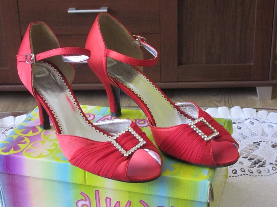 Sprzedam czerwone buty rozmiar 40