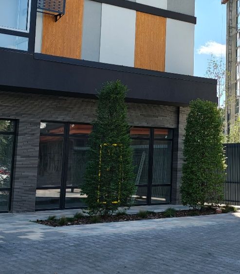 Вишневе. Європейська 32 В . Фасад. Вітрина . Приміщення S-42кв.м