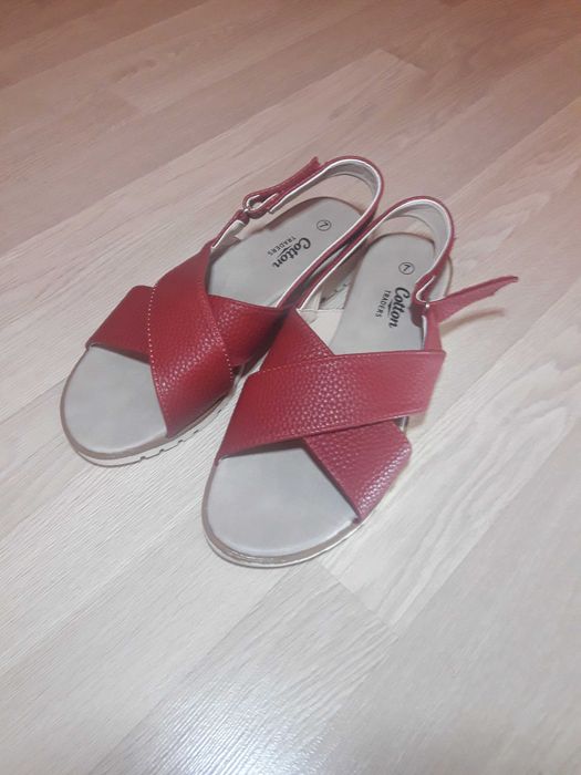 Босоніжки фірми COTON traders розмір 39 або 7 довжина устілки 25.5 см.