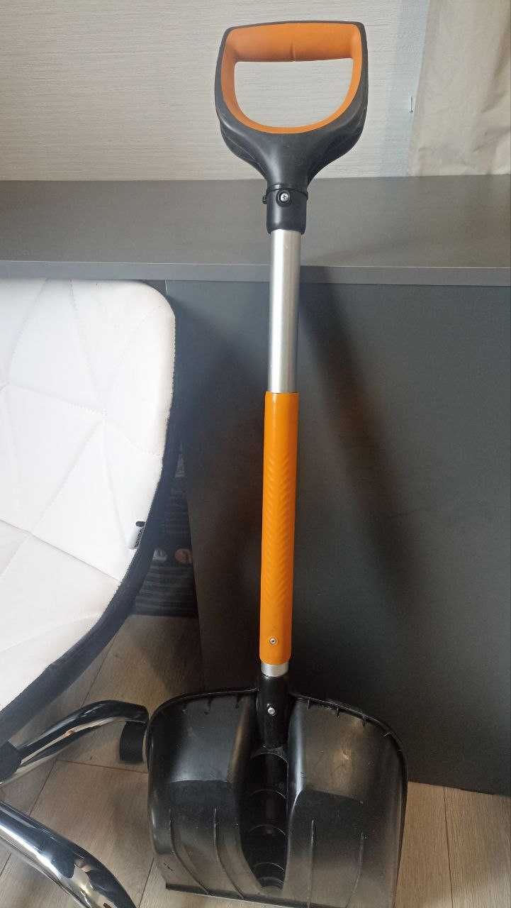 Лопата для прибирання снігу Fiskars
