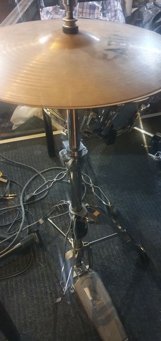 Vendo hi-hat Sabian + tripé + quick lock