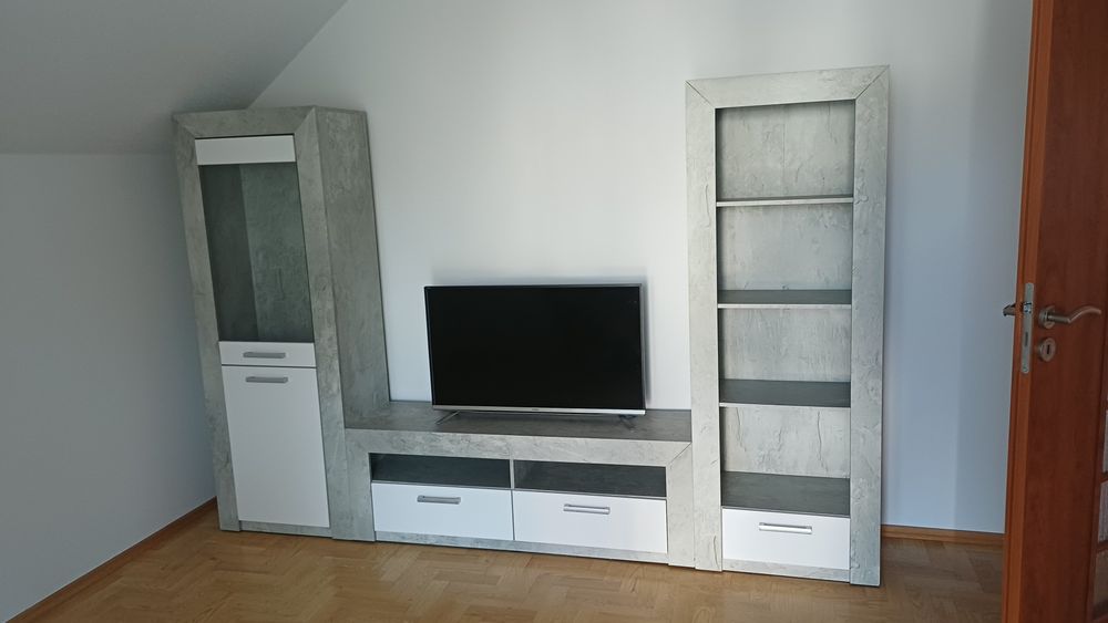 Zestaw mebli w biało-szarym kolorze