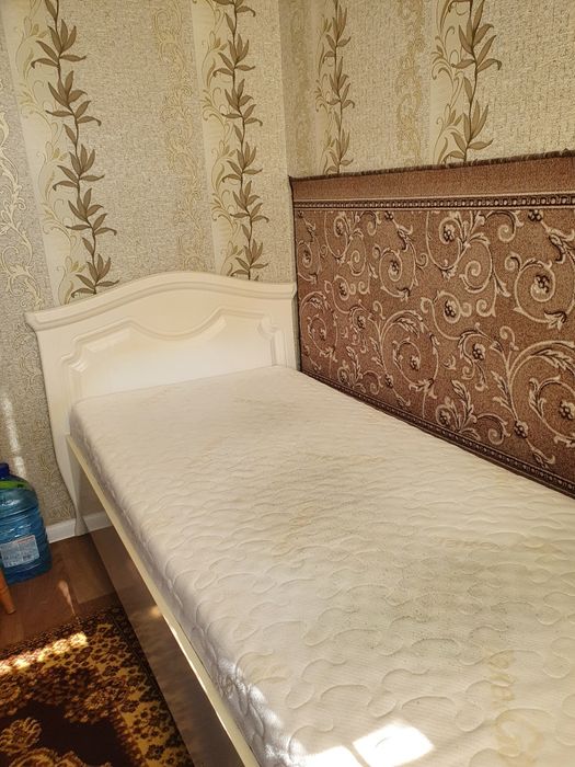 Односпальная кровать с матрасом