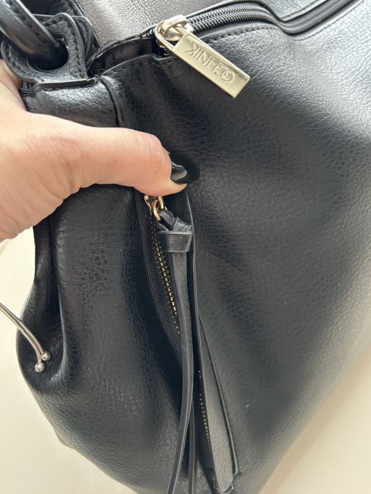 Ochnik czarna torebka eko skora do reki frędzle