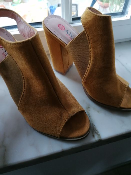 Sapato aberto amarelo torrado