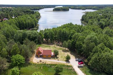 Mazury nad jeziorem. Piękny teren, sprzęt wodny, własna plaża.