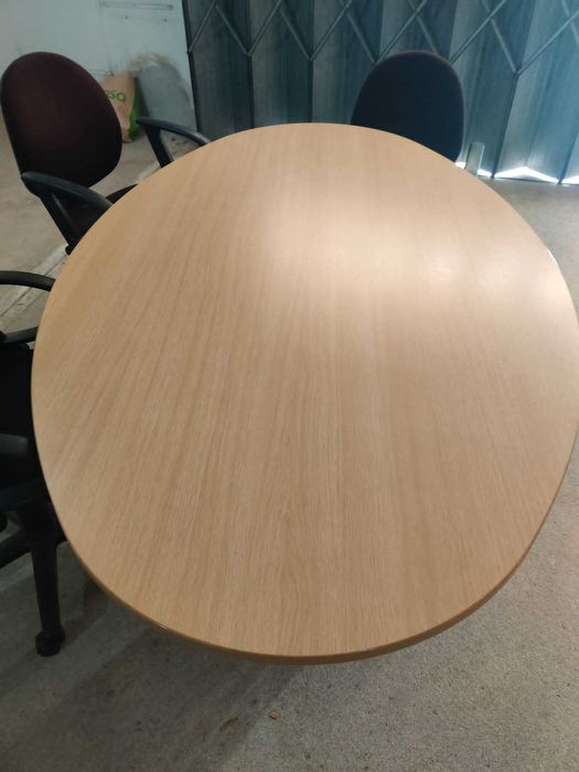 Mesa e cadeiras de escritório