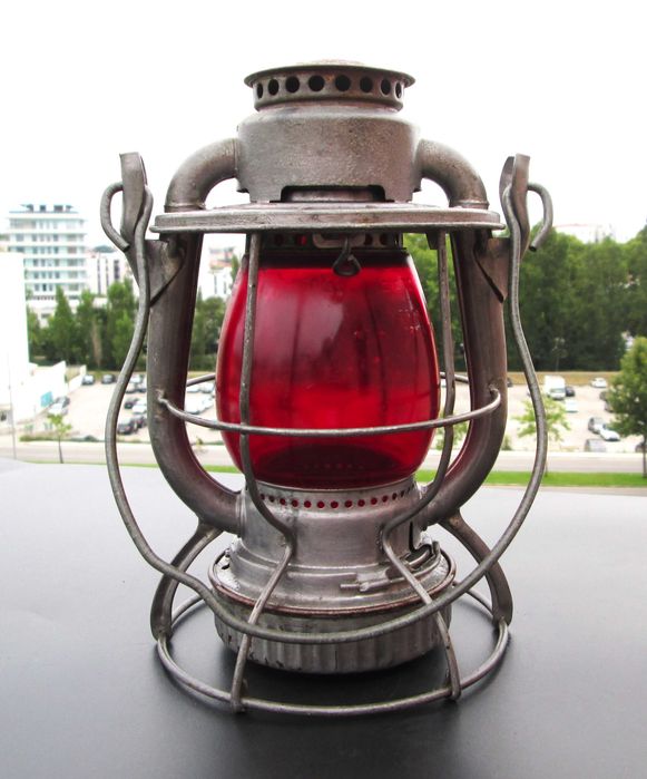 Antiga Lanterna a Petróleo com Vidro VERMELHO para uso NÁUTICO