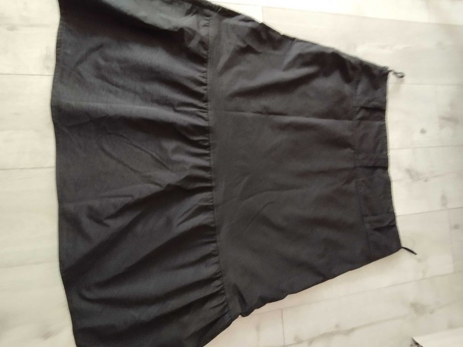 Спідниця  жіноча чорна, на підкладці.