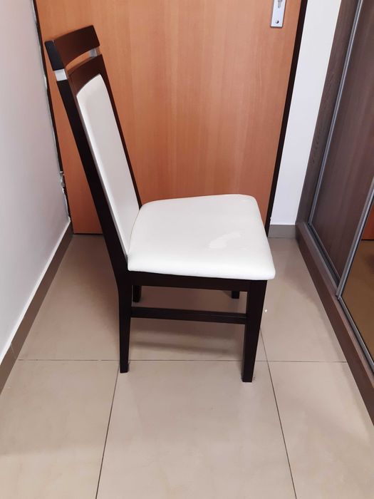 Sprzedam komplet 6 krzeseł do stołu – eleganckie, idealne do salonu