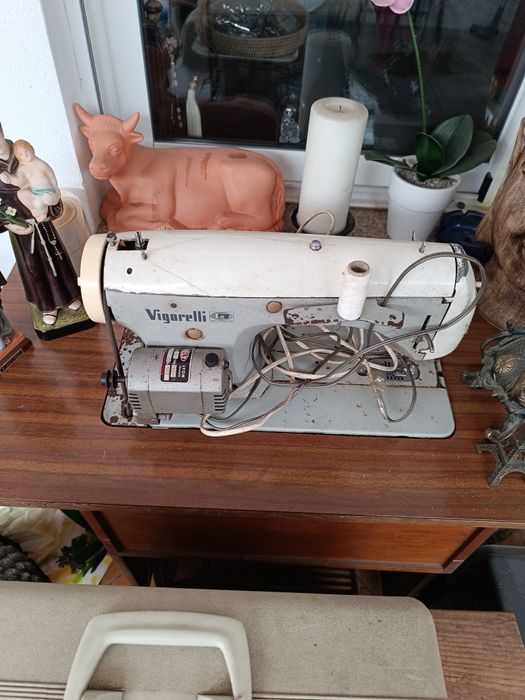 Máquina costura com mesa